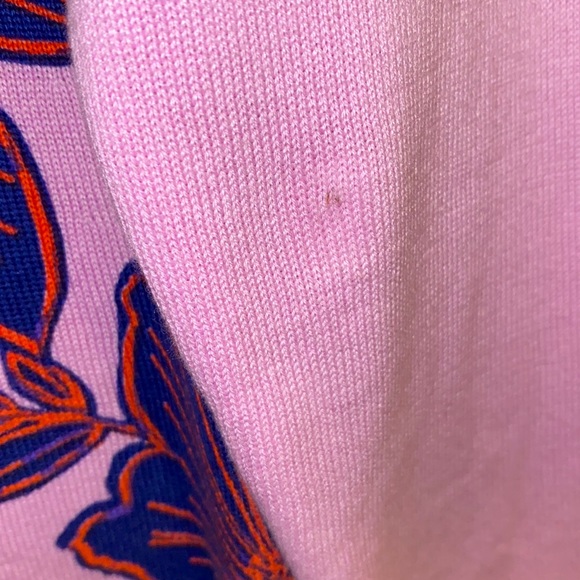 ISAAC MIZRAHI SZ XL . NWOT Sweater with floral design. One side is longer . - Picture 6 of 12